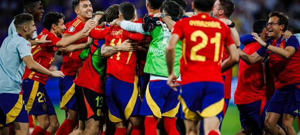 九游中国官网-经典足球对决拉开序幕，球队斗志昂扬